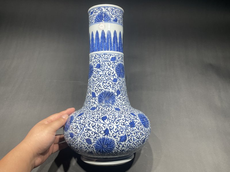 清康熙 青花缠枝莲纹直颈瓶 - 图5