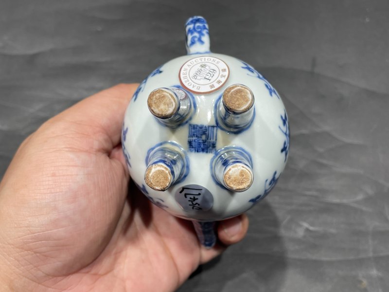 清中晚期 青花缠枝花卉八宝纹香壶（带木盖，木座） - 图7