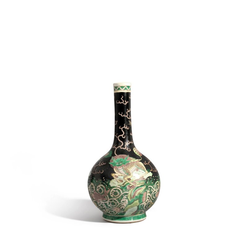 二十世紀 墨地素三彩瑞獸圖長頸瓶 | A FAMILLE-NOIRE 'MYTHICAL BEAST' BOTTLE VASE - 图2