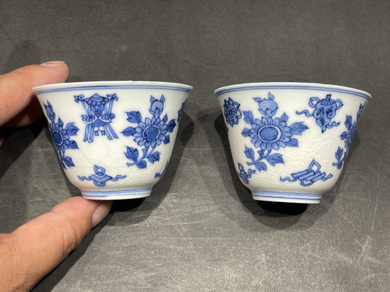 清康熙 浆胎青花菊托八宝纹杯一对 - 图2