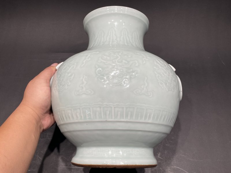 清雍正 粉青釉暗刻螭龙纹蝴蝶环耳铺首尊 - 图4