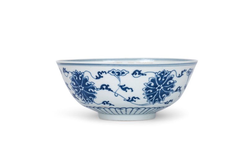 青花缠枝莲纹碗