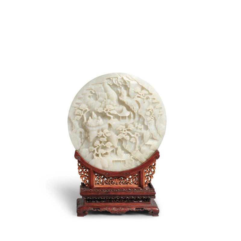 二十世紀 白玉雕山水人物圖桌屏 帶木座 | AN INSCRIBED WHITE JADE 'LANDSCAPE' TABLESCREEN
