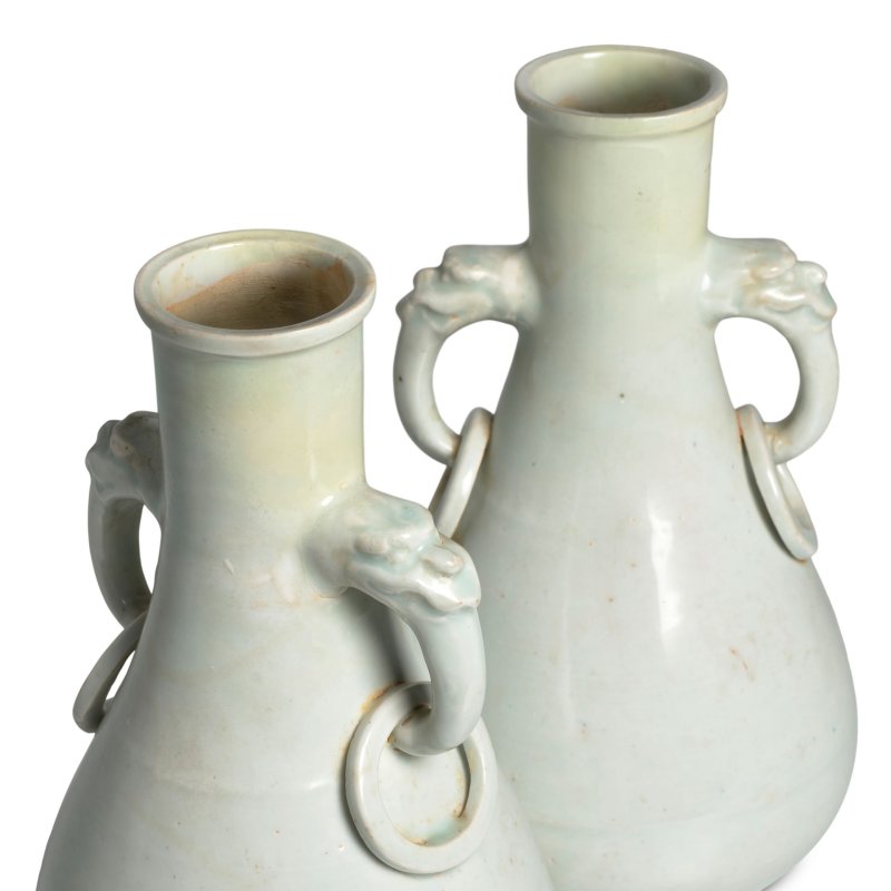 元 青白釉龍耳連環瓶一對 | A PAIR OF QINGBAI-GLAZED VASES WITH DRAGON RING HANDLES - 图3