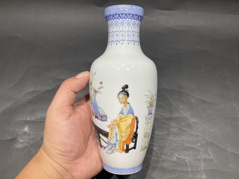 民国 珐琅彩教子图人物故事图赏瓶（带老盒） - 图2
