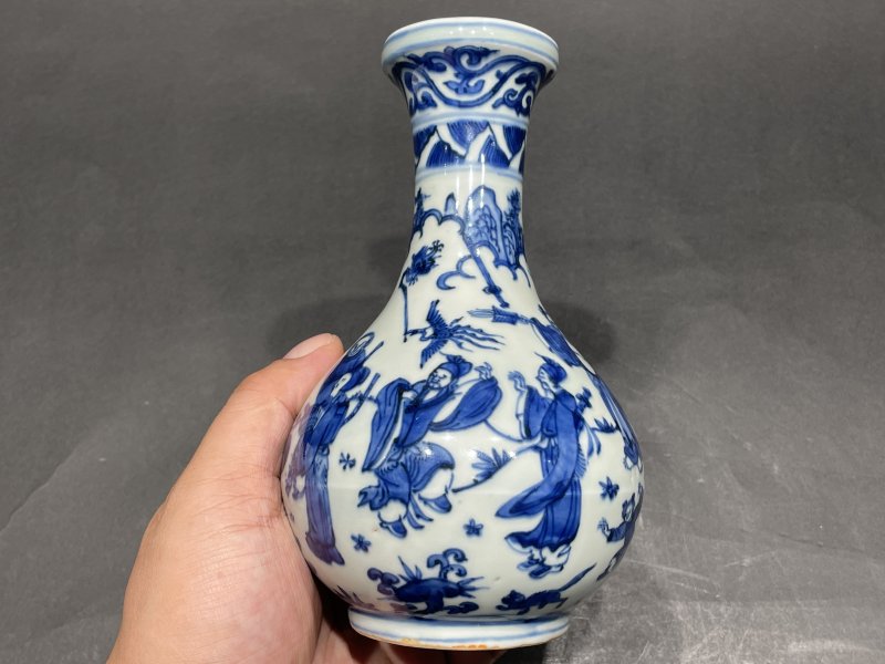 明万历 青花八仙人物纹盘口瓶 - 图4