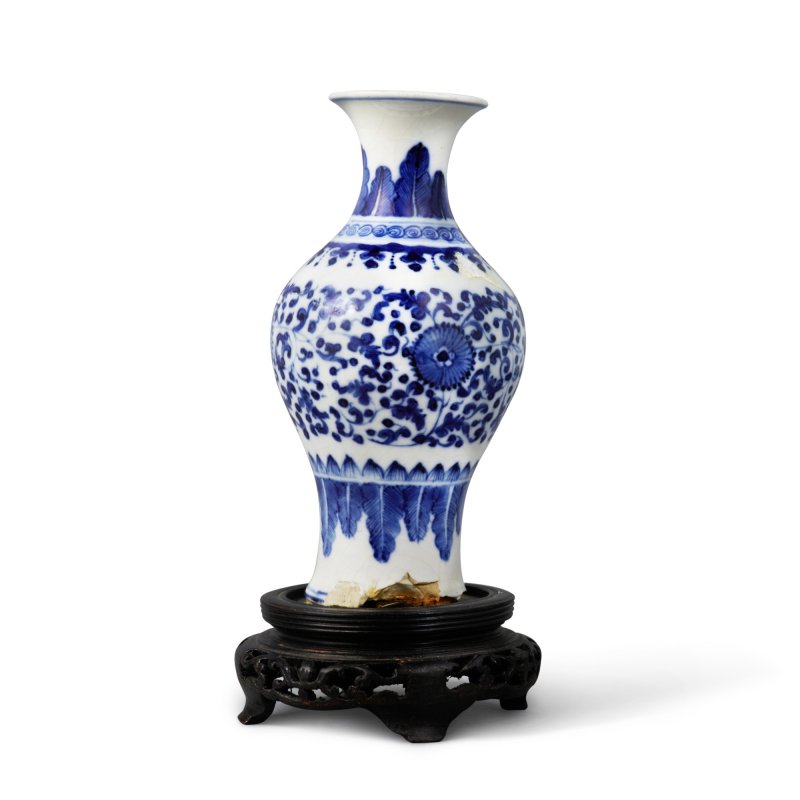 清十九世紀 青花纏枝花卉紋小瓶 - 图4