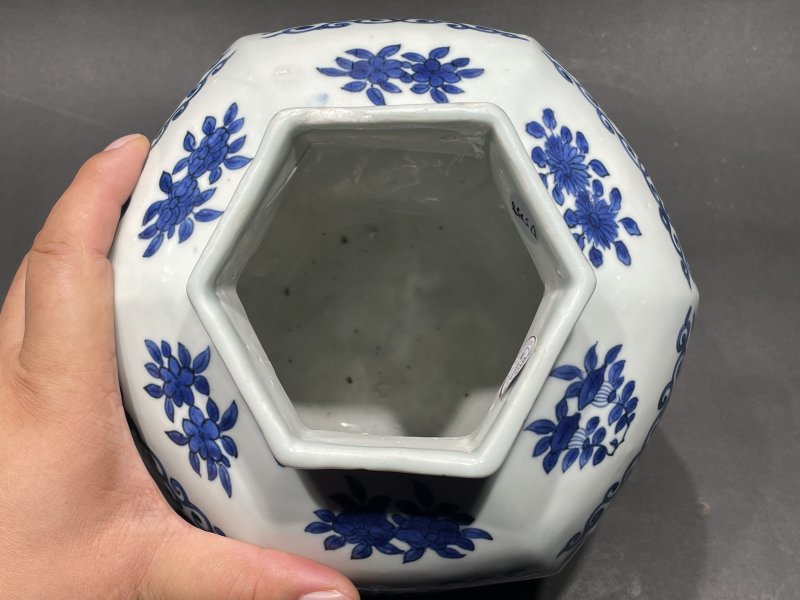 明万历 青花开光六方凤纹罐 - 图6