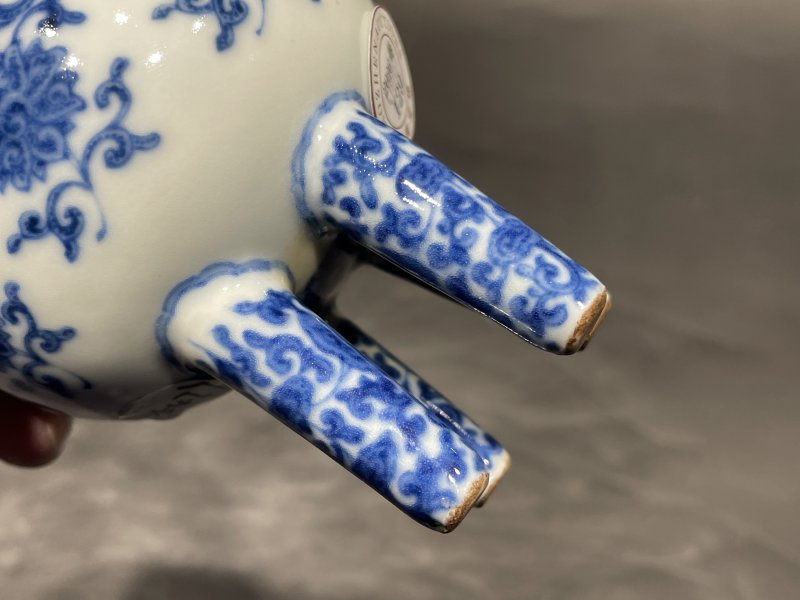 清中晚期 青花缠枝花卉八宝纹香壶（带木盖，木座） - 图8