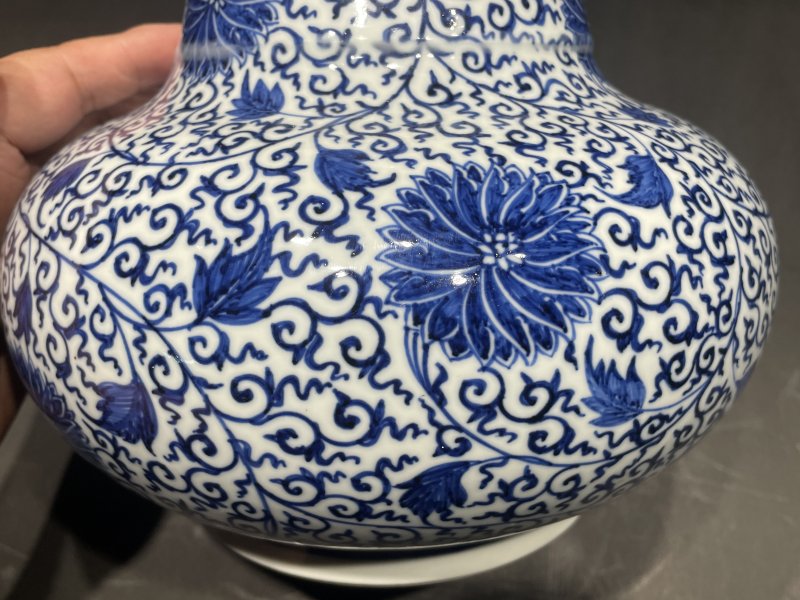 清康熙 青花缠枝莲纹直颈瓶 - 图6