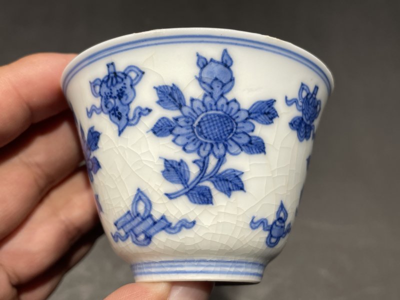 清康熙 浆胎青花菊托八宝纹杯一对 - 图3