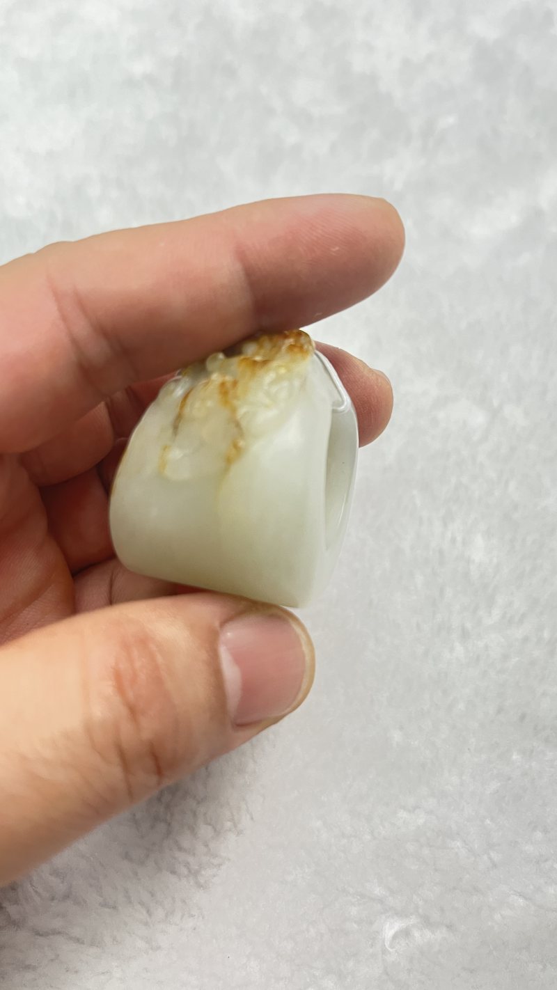 和田籽料留皮螭龙纹扳指 - 图6