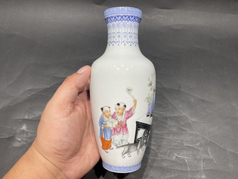 民国 珐琅彩教子图人物故事图赏瓶（带老盒） - 图3