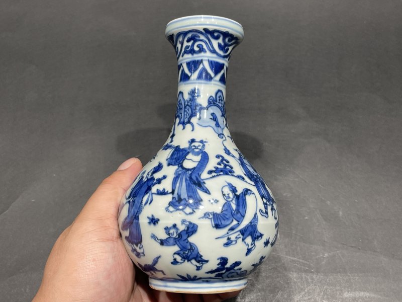 明万历 青花八仙人物纹盘口瓶 - 图5