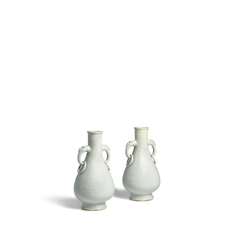元 青白釉龍耳連環瓶一對 | A PAIR OF QINGBAI-GLAZED VASES WITH DRAGON RING HANDLES - 图4