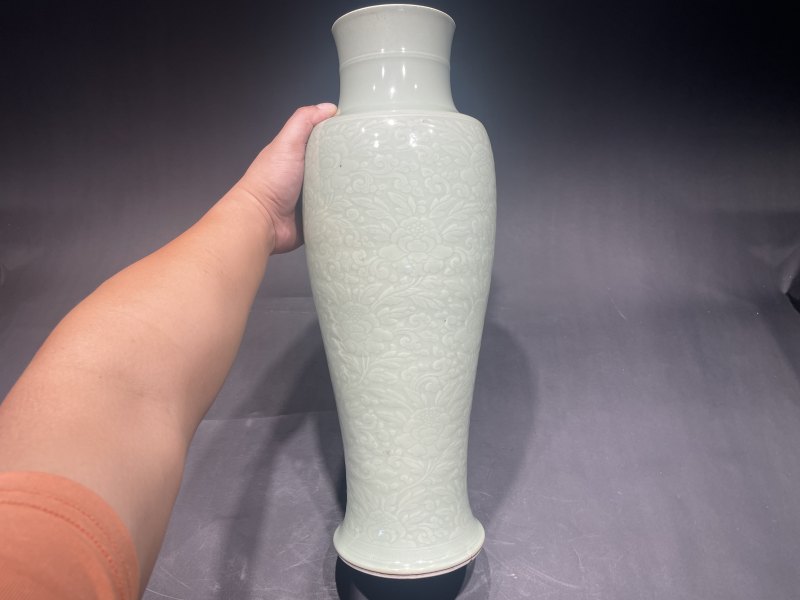 清康熙 豆青釉锥拱缠枝花卉观音尊 - 图3