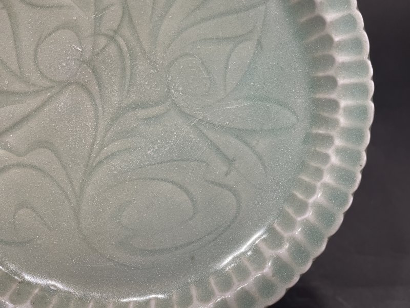 明 龙泉窑粉青釉菊瓣花口刻花盘 - 图4
