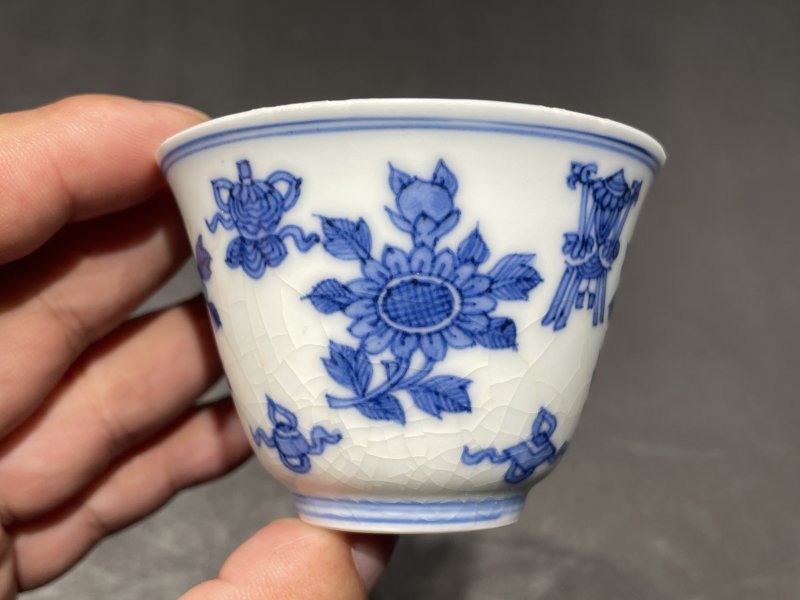 清康熙 浆胎青花菊托八宝纹杯一对 - 图4