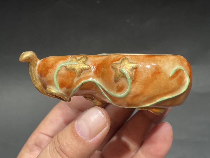 清乾隆 粉彩癞瓜葫芦形水洗（带原木座） - 图2