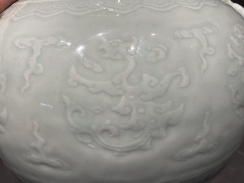 清雍正 粉青釉暗刻螭龙纹蝴蝶环耳铺首尊 - 图6