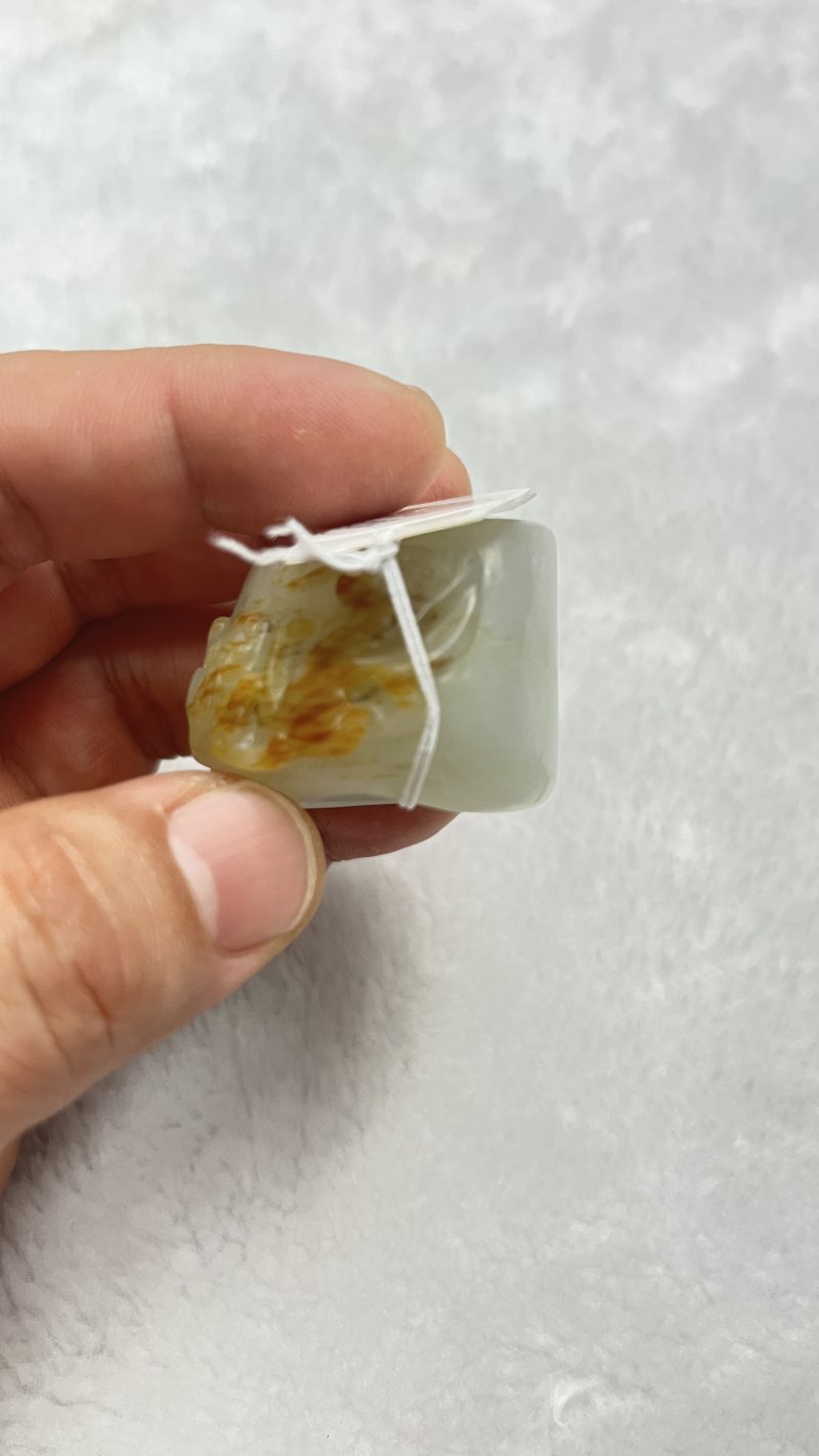 和田籽料留皮螭龙纹扳指 - 图7
