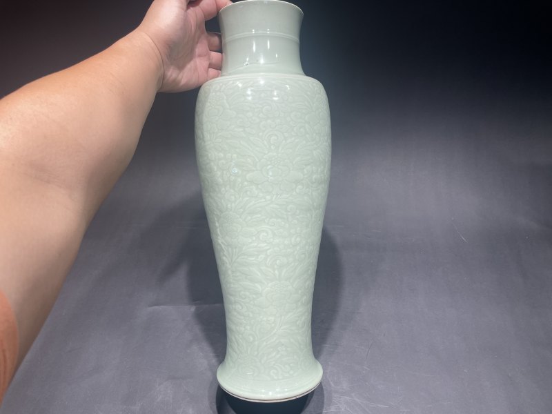 清康熙 豆青釉锥拱缠枝花卉观音尊 - 图4
