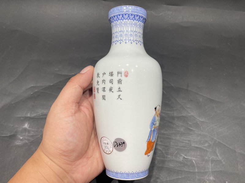 民国 珐琅彩教子图人物故事图赏瓶（带老盒） - 图4