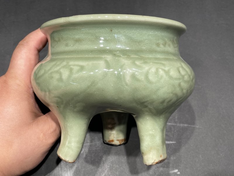 元 龙泉窑暗刻缠枝莲纹三足甬式炉 - 图4