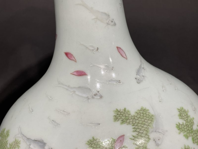 清道光 粉彩落花流水游鱼图瓶 - 图7