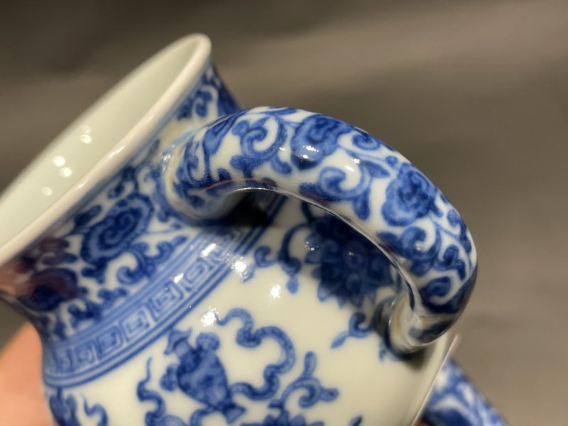 清中晚期 青花缠枝花卉八宝纹香壶（带木盖，木座） - 图10