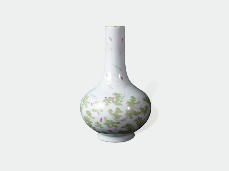 清道光 粉彩落花流水游鱼图瓶