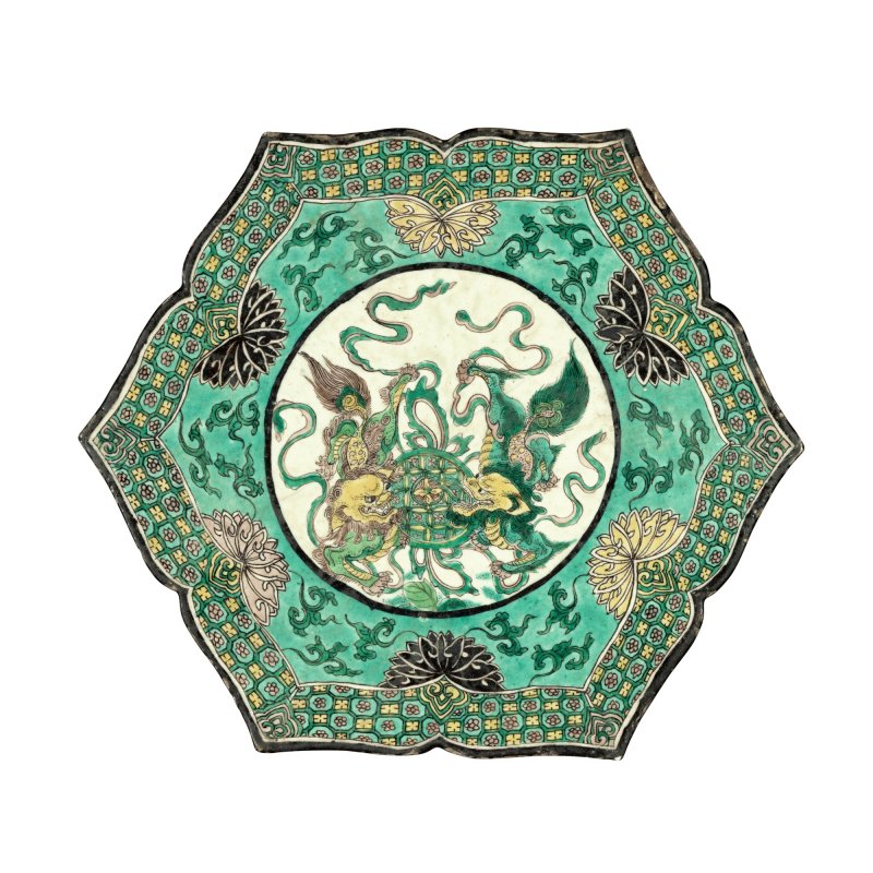 清十九世紀 素三彩開光佛獅戲繡球菱花式座 - 图4