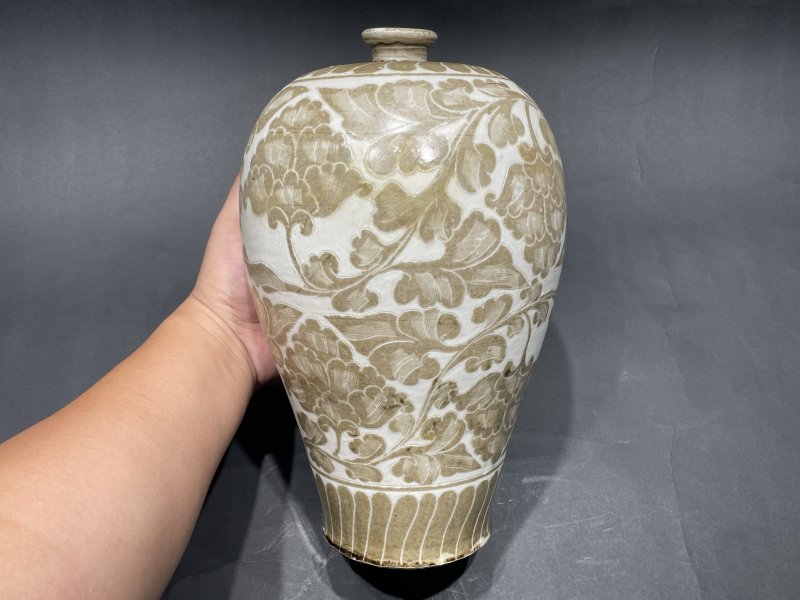 明 定窑白地褐彩剔花梅瓶 - 图3