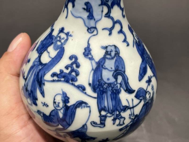 明万历 青花八仙人物纹盘口瓶 - 图7