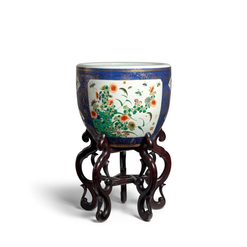 十九世紀 描金灑藍地五彩開光花鳥博古圖大缸 帶木座 | A GILT-DECORATED BLUE-GROUND FAMILLE-VERTE JARDINERE - 图9