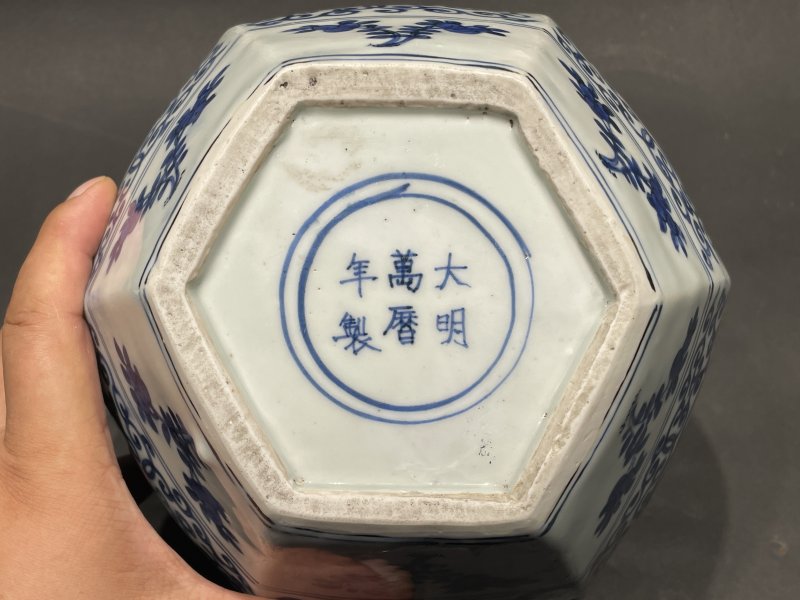 明万历 青花开光六方凤纹罐 - 图9