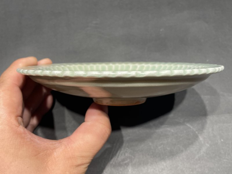 明 龙泉窑粉青釉菊瓣花口刻花盘 - 图6