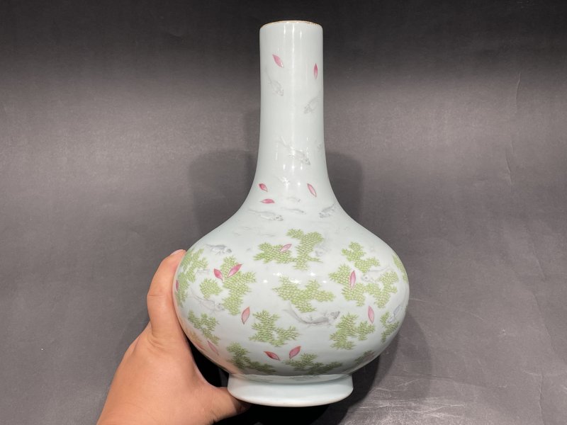 清道光 粉彩落花流水游鱼图瓶 - 图2