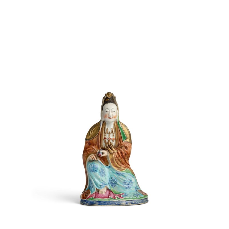 十九世紀 粉彩觀音坐像 | A FAMILLE-ROSE PORCELAIN FIGURE OF SEATED GUANYIN