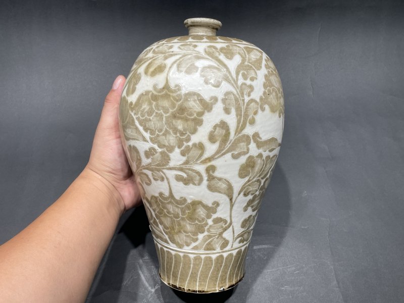 明 定窑白地褐彩剔花梅瓶 - 图4