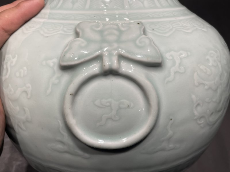 清雍正 粉青釉暗刻螭龙纹蝴蝶环耳铺首尊 - 图8
