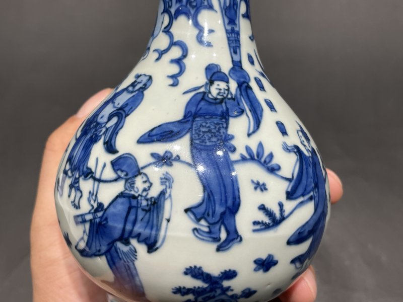明万历 青花八仙人物纹盘口瓶 - 图8