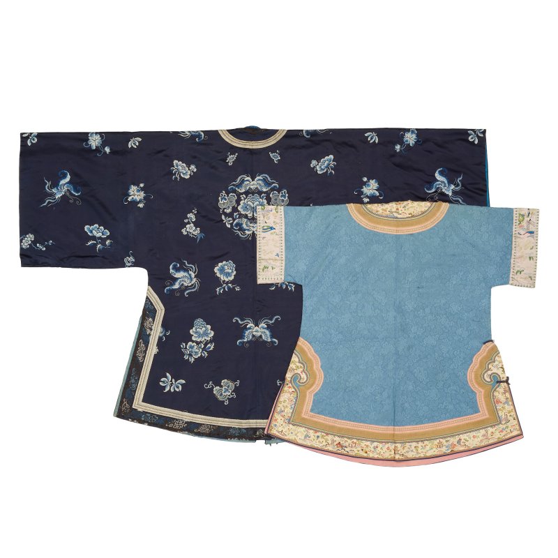 晚清 淺藍地暗花緞纕邊女袍 及 深藍絲錦地綉花蝶紋女袍 | TWO BLUE-GROUND EMBROIDERED SILK LADY'S ROBES - 图2