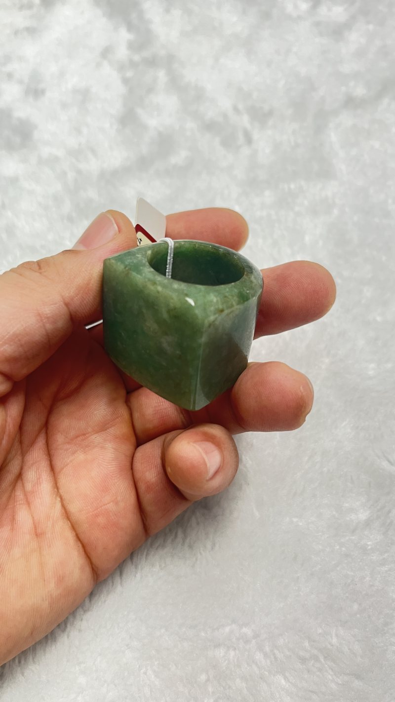 翡翠素面马鞍扳指 - 图2
