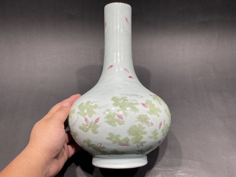 清道光 粉彩落花流水游鱼图瓶 - 图3