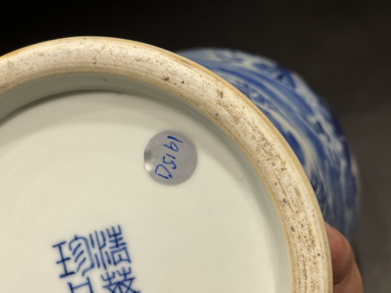 清宣统 青花踏雪寻梅梅瓶 - 图12