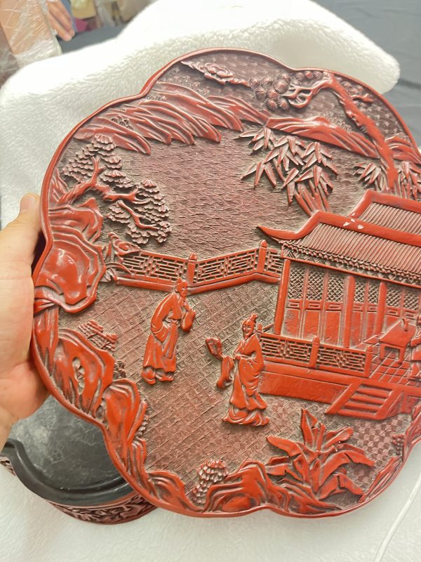 剔红庭院仕女纹花形捧盒 - 图3