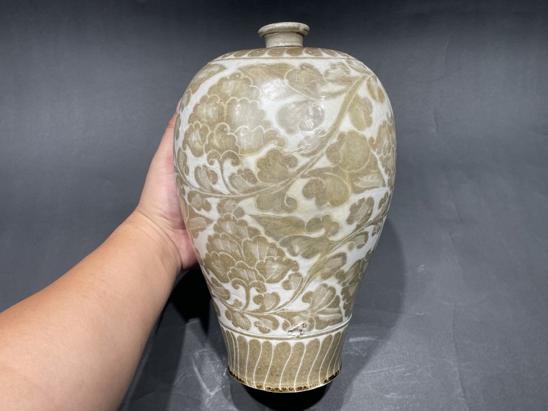 明 定窑白地褐彩剔花梅瓶 - 图5