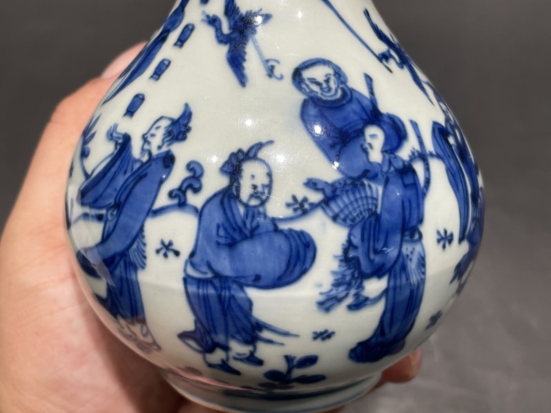 明万历 青花八仙人物纹盘口瓶 - 图9