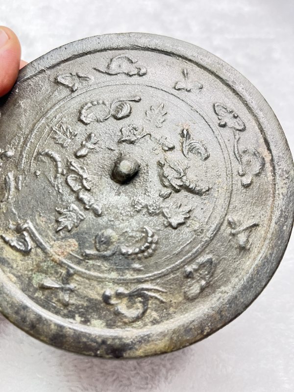 五毒花卉纹圆钮铜镜 - 图6